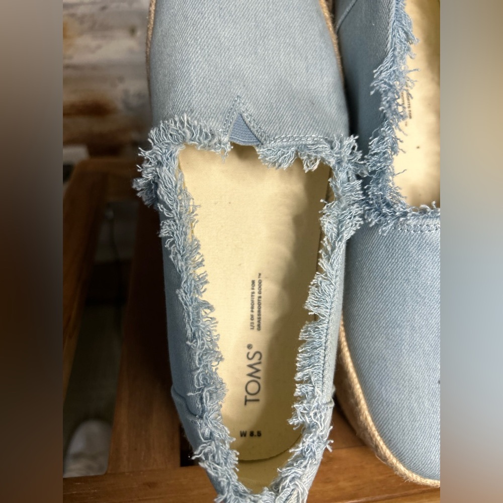 NWOT- TOMS Women’s Espadrille Slip on Shoes Light Blue Denim Frayed Edges - Picture 8 of 9